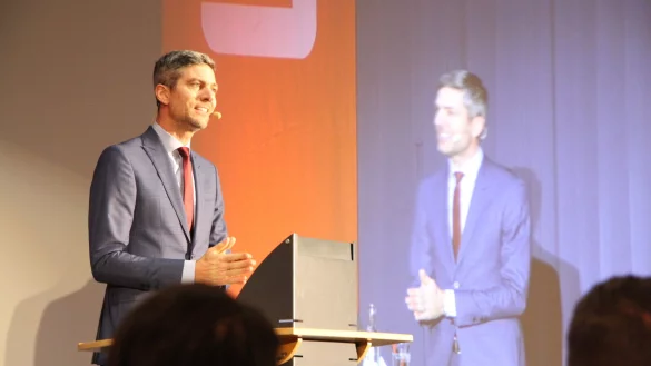 Tagesthemen-Moderator Ingo Zamperoni spricht beim Finanzforum der Sparkasse Lemgo in der Phoenix-Contact-Arena vor 800 Zuh&ouml;rern. - &copy; Till Brand