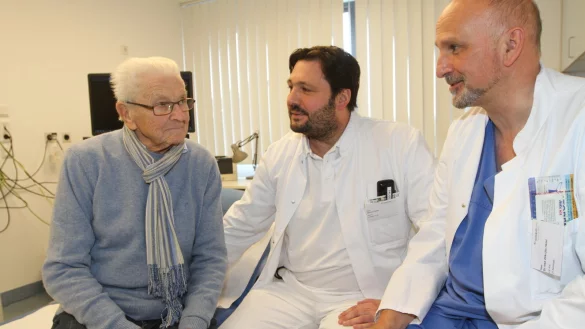 Ein zufriedener Patient, zwei zufriedene Ärzte: Rudolf Werner mit dem Oberarzt der Gefäßchirurgie. Dr. Marcus Pause (Mitte) und Dr. Dirk-Udo Härtel, Leitender Oberarzt, Leitender Arzt Angiologie. - © Martin Hostert