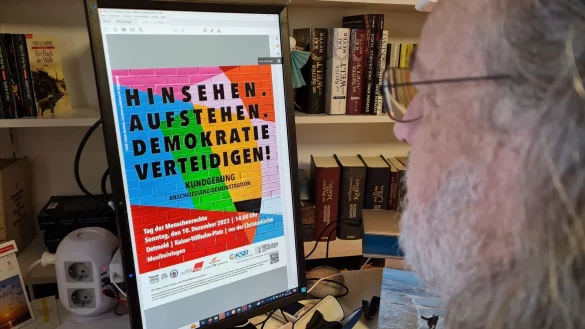 Hinsehen. Aufstehen. Demokratie verteidigen! So lautet der Aufruf f&uuml;r die Kundgebung, die zum Tag der Menschenrechte am Sonntag, 10. Dezember, auf dem Kaiser-Wilhelm-Platz in Detmold stattfinden wird. Initiiert wurde sie von sechs Organisationen, insgesamt stehen aber bereits 25 aus Lippe dahinter. - &copy; Marianne Schwarzer