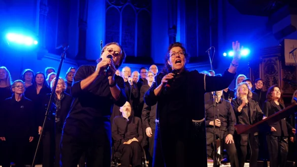 Jahreskonzert von Gospel X. Ulrike Wahren und Gerald Klaes singen im Duett. - &copy; Thomas Kr&uuml;gler