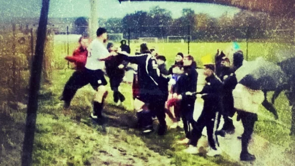 Zu Tumulten kam es beim C-Liga-Spiel zwischen FC Augustdorf II und FC Cavo Lage, wie dieser Screenshot aus einem Handyvideo zeigt. - &copy; Screenshot J&ouml;rg Hagemann