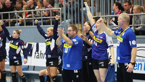 Zusammen mit seinen Spielerinnen und Torwarttrainer Ronny Krüger (rechts) freut sich Blombergs Trainer Steffen Birkner über eine gelungene Aktion im Spiel gegen Bensheim. - © Paul Cohen