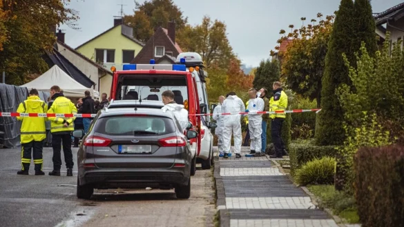 Das Foto zeigt die Spurensicherung Ende Oktober in einem Wohngebiet in Horn. Hier ist ein Obdachloser get&ouml;tet worden, die T&auml;ter sollen Jugendliche sein. - &copy; Archivfoto: Freitag-TV