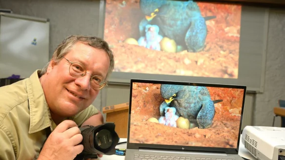 Robin J&auml;hne hat die Kameraausr&uuml;stung stets dabei. Im B&uuml;rgerhaus pr&auml;sentiert er eine faszinierende Naturdokumentation &uuml;ber einen Vogel, dessen Bestand weltweit zur&uuml;ck geht. - &copy; Karin Prignitz