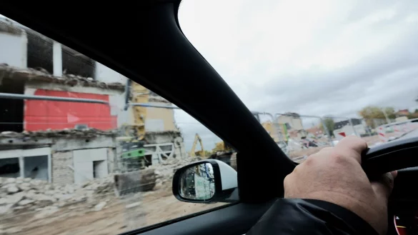 Die vorübergehende Einbahnregelung wegen der Baustelle am Hornschen Tor gibt einen Eindruck davon, wie sich eine generelle Einbahnregelung auf dem Innenstadtring auswirken könnte. Foto: Sven Koch - © Sven Koch