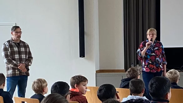 Sabine Schattenfroh und Arnd Begemann von der Kripo Detmold informieren die L&uuml;gder Sch&uuml;ler. - &copy; Fotorechte: Johannes Gigas Schule