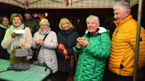 Die Fr&uuml;hschwimmer Heidi Sutor, Doris Grothe, Christel Buschkamp, Annelore und Harald Jentzsch (v. l.) kosten die Pulled-Pork-Br&ouml;tchen vom Berggasthof. - &copy; Karin Prignitz