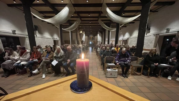 Rund 100 Menschen sind am Mittwochabend in Horn zusammengekommen, um des ermordeten Thorsten D. zu gedenken. - &copy; Silke Buhrmester