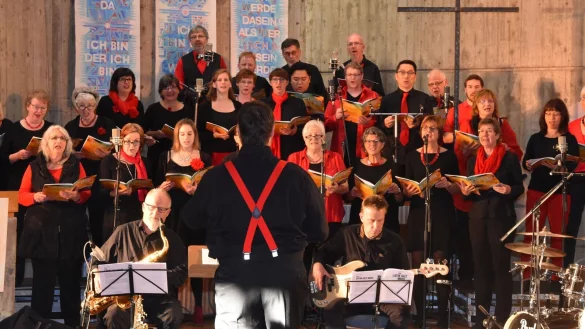 Jazzig wird es am zweiten Adventssonntag in der Blomberger Klosterkirche, wenn Klaus Belzer mit dem Projektchor Jazz4U "The Latin Jazz Mass" präsentiert. - © Marianne Schwarzer