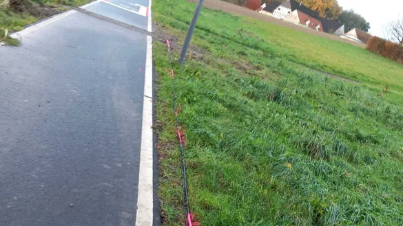 Noch sind die Arbeiten in Mosebeck nicht ganz abgeschlossen. Das reparierte Kabel liegt teilweise noch ungesch&uuml;tzt im Graben und neben dem Geh- und Radweg an der Stra&szlig;e "An der Mosebecke". Fast alle Bewohner des Ortsteils haben nun aber wieder ein funktionierendes Festnetz. - &copy; Annette Lux
