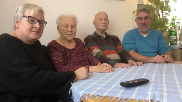 Petra Hintze, ihre Eltern Ruth und Werner Knorr sowie ihr Mann Christian sitzen am K&uuml;chentisch. - &copy; Sven Kienscherf