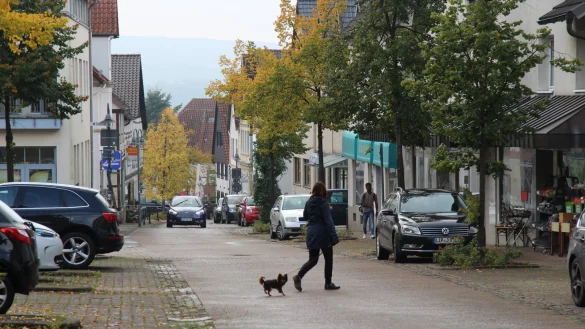 Die Mittelstra&szlig;e pr&auml;gten lange Zeit die Gesch&auml;fte in den Untergeschossen der Geb&auml;ude. Das &auml;ndert sich allerdings zunehmend. - &copy; Jens Rademacher