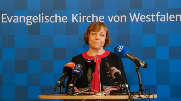 Annette Kurschus geht mit den Worten: "Mit Gott und mir selbst bin ich im Reinen, und so gehe ich sehr traurig, aber getrost und aufrecht." - &copy; Andreas Zobe