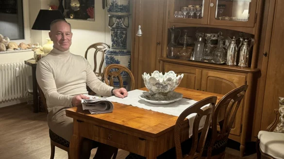 Stefan D&ouml;rr in seinem Essbereich, der je nach G&auml;stezahl vergr&ouml;&szlig;ert werden kann. - &copy; Sandra Castrup