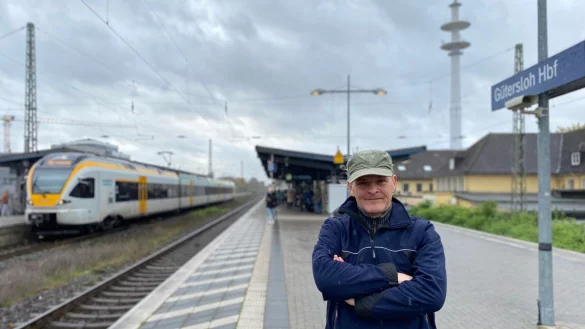 Abgekoppelt: Der G&uuml;tersloher Schauspieler Andreas Ksienzyk ist ver&auml;rgert dar&uuml;ber, wie die Deutsche Bahn mit ihren Kunden umspringt. Dass im Hauptbahnhof G&uuml;tersloh mehrere Tage lang keine Z&uuml;ge halten sollen, stellt den Pendler vor einige Probleme. Er wirft dem Konzern mangelnde Informationspolitik und schlechtes Verhalten vor. - &copy; Christian Br&ouml;der