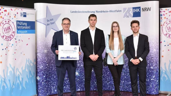 Bildunterschriften:
1. Sie geh&ouml;ren mit zu den Besten in NRW: Tim Tolkemitt, Janine David und Tobias
Greimeier (v.r.n.l.) Ganz links im Bild: IHK-Bildungsgesch&auml;ftsf&uuml;hrer Michael
Wennemann
2. Volles Haus im Eurogress Aachen bei der Landesbestenehrung
3. Mehr als 200 Top-Azubis aus 16 IHK-Bezirken in NRW versammelt auf der B&uuml;hne - &copy; Heike Lachmann/Andreas Herrmann/IHK Aachen