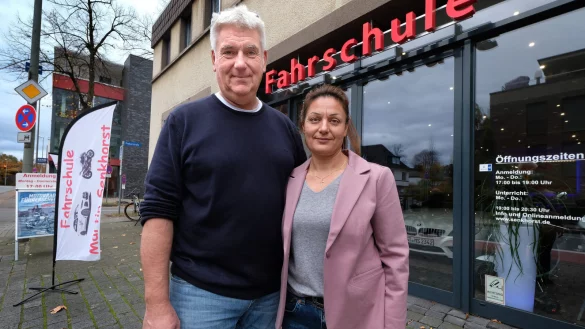 Martin und Moni Senkhorst vor ihrer Fahrschule an der Hohenzollernstra&szlig;e, die 2005 er&ouml;ffnet wurde. - &copy; Andreas Fr&uuml;cht