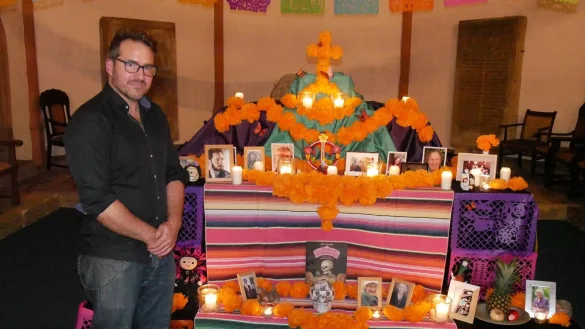Mexikanischer Totenaltar (Offendra) in der Klosterkirche. K&uuml;nstler Felix Pestemer steht vor einem geschm&uuml;ckten Totenaltar. - &copy; Thomas Kr&uuml;gler