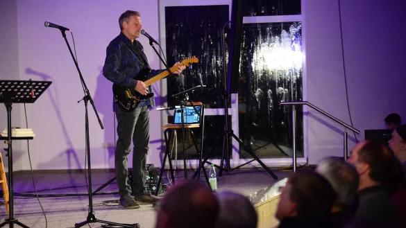 Die Zuh&ouml;rer lauschen im Gemeindezentrum der Musik von Albert Frey. - &copy; Nicole Ellerbrake