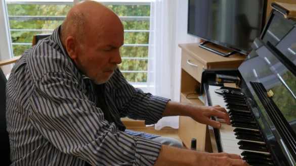 Der Mann am Klavier: Josef Huster &uuml;bt t&auml;glich in seinem Zimmer im diakonis-Seniorenzentrum Gr&uuml;ner Weg. - &copy; Diakonis Detmold