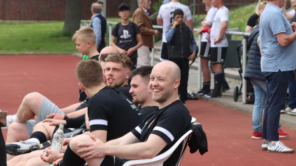 Felix Buba strahlt auf der Post-Bank. Am Sonntag meldete er sich zur&uuml;ck - mit einem Tor. - &copy; Sebastian Lucas