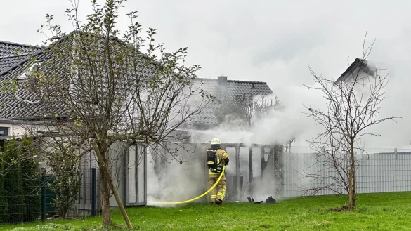 Dichte Rauchschwaden ziehen &uuml;ber das Neubaugebiet S&uuml;dfeld - &copy; Niklas M&ouml;llermann / Freitag-TV