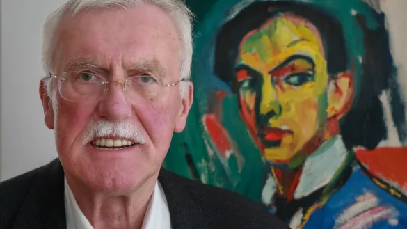 Hermann-Josef Bunte lässt seine Stenner-Bilder versteigern. Im Hintergrund Hermann Stenners Selbstbildnis von 1912. - © Andreas Zobe