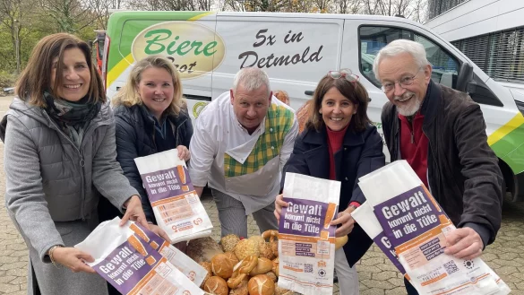 130.000 Br&ouml;tchent&uuml;ten verteilen 33 lippische B&auml;cker im November an ihre Kunden in Lippe. Die Aktion der beiden lipischen Soroptimist Clubs soll auf das Thema Gewalt gegen M&auml;dchen und Frauen aufmerksam machen. Im Bild (von links) Andrea Bl&uuml;ggel (SI Detmold-Lippische Rose) Kreis-Gleichstellungsbeauftragte Nicole Kr&uuml;ger, B&auml;cker Mickel Biere, Stefani Quentell (SI Detmold) und G&uuml;nter Kuhlemann (Dr.-Ritter-Stiftung). - &copy; Silke Buhrmester