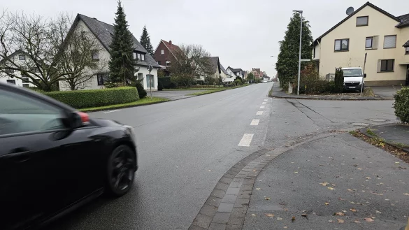 Die Pieperstra&szlig;e ist in Kachtenhausen eine wichtige Verbindung zur B66. Die CDU pl&auml;diert daf&uuml;r, auf der Seite der Einm&uuml;ndung der Gustav-Bergmann-Stra&szlig;e einen Radfahr-Schutzstreifen anzulegen. - &copy; Astrid Sewing