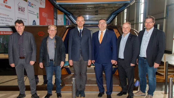 Posieren vor einer Monocab: (von links) Horst Fischer (Gesch&auml;ftsf&uuml;hrer der "IGA Metropole Ruhr 2027" gGmbH), Norbert Schilff (B&uuml;rgermeister der Stadt Dortmund), Professor Dr. J&uuml;rgen Krahl (Pr&auml;sident der TH OWL), Dr. Axel Lehmann (Landrat des Kreises Lippe), Professor Dr. Thomas Schulte (Projektleiter MONOCAB, TH OWL), Professor Dr. Stefan Witte (Vizepr&auml;sident f&uuml;r Forschung und Transfer der TH OWL). - &copy; Peter Wehowsky