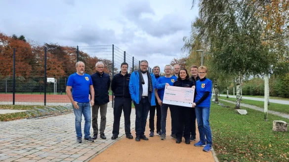 Bj&ouml;rn Strohmeier (Orga-Team, von links), Uwe Horstmann (Heimatverein), Marcel Hein (Feuerwehr), Pfarrer Michael Keil, Frank Hanel, J&ouml;rg Baldig (beide Orga-Team), Uwe Sch&uuml;nemann (Stadt Barntrup), Jeanette Jakob (Feuerwehr), Torsten Buncher (Heimatverein) und Birgit Wiegrebe (Orga-Team) freuen sich &uuml;ber die gro&szlig;e Spendensumme, die beim Umgehungslauf zusammengekommen ist. - &copy; Lorraine Brinkmann