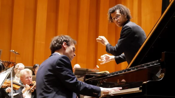 Die Nordwestdeutsche Philharmonie unter Leitung von Jonathan Heyward ist dem Pianisten Jonathan Fournel ein ebenb&uuml;rtiger Partner. - &copy; Thomas Kr&uuml;gler