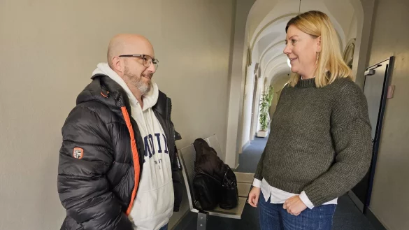 Das Opfer des Angriffs, eine 46-j&auml;hrige Briefzustellerin, verlie&szlig; das Gericht direkt nachdem sie ihre Aussage gemacht hatte. Der Ehemann des 46-j&auml;hrigen Opfers, das anonym bleiben m&ouml;chte, im Gespr&auml;ch mit Rechtsanw&auml;ltin Deborah Weinert (rechts), die das Opfer in der Nebenklage vertrat. Mit dem Urteil sind sie zufrieden. - &copy; Astrid Sewing