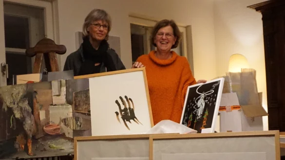 Sigrid Verlemann-Müller (links, Vorsitzende LGfK) und Karin Strate (Beiratsmitglied LGfK) mit einer Auswahl der zum Kauf angebotenen Exponate der diesjährigen Jahresgabenausstellung. - © Archiv LGfK