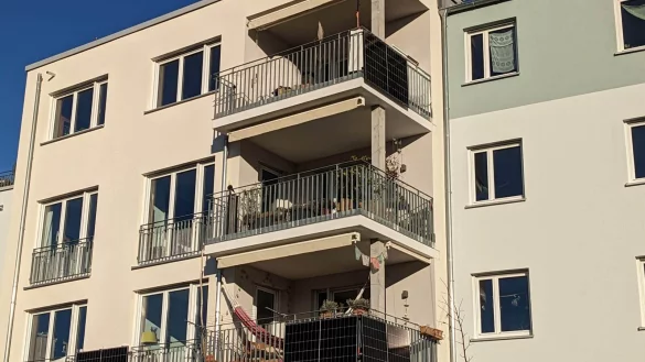 F&uuml;r Mieter kann eine Balkonkraftwerk - ein an den Balkon geh&auml;ngtes Fotovoltaikmodul - eine M&ouml;glichkeit sein, von der Energiewende zu profitieren. - &copy; wikimedia/Rudy23