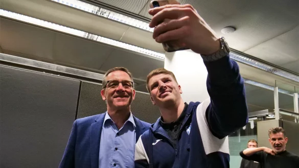 Selfie mit dem "falschen" Bundestrainer: Lukas Hutecek bat Alfred Gislason zum Schnappschuss. - &copy; J&ouml;rg Hagemann