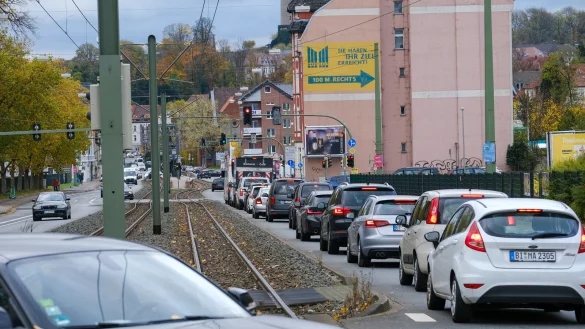 In der Mittagszeit staut sich der Verkehr in Richtung Innenstadt auf der Artur-Ladebeck-Stra&szlig;e. - &copy; Andreas Zobe