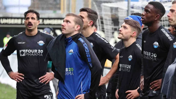 Die SCP-Akteure (v. l.) Adriano Grimaldi, Robert Leipertz, Tobias M&uuml;ller, Florent Muslija und Ilyas Ansah schauen nach dem Spiel bedr&ouml;ppelt Richtung Fanblock. - &copy; picture alliance / Fu&szlig;ball-News Saarland