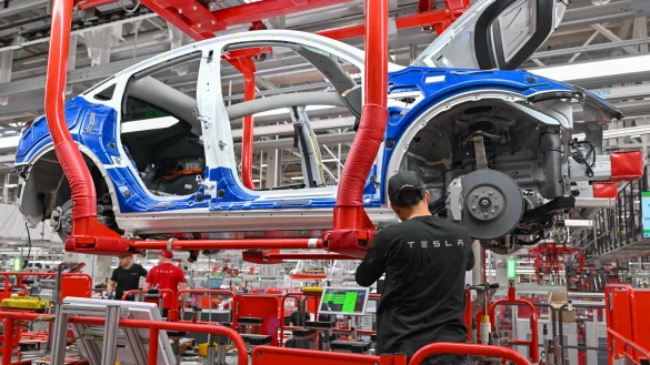 Das Archivbild zeigt das Tesla-Werk in Gr&uuml;nheide, Brandenburg. Dort arbeitet auch Karim. - &copy; Patrick Pleul