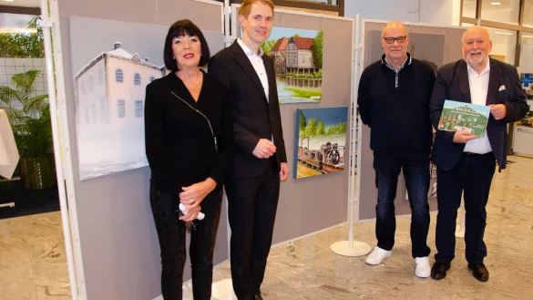 Beate Hoffmann-Hildebrand, stellv. B&uuml;rgermeisterin, und Matthias Smit, Vorstandsmitglied der Volksbank Bad Salzuflen, er&ouml;ffneten die neue Ausstellung des Malers Harald Hoffmann (2.v.r.). Jens Leuschner (rechts) zeigt das zur Ausstellung erschienene Buch. - &copy; Georg K&auml;lble