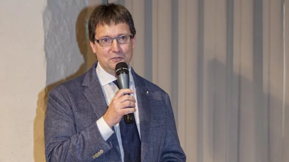 Kurator Frank Huismann f&uuml;hrt durch die aktuelle Ausstellung "Herschaftszeiten?! 900 Jahre Haus Lippe". - &copy; Weser-Renaissance-Museum Schloss Brake