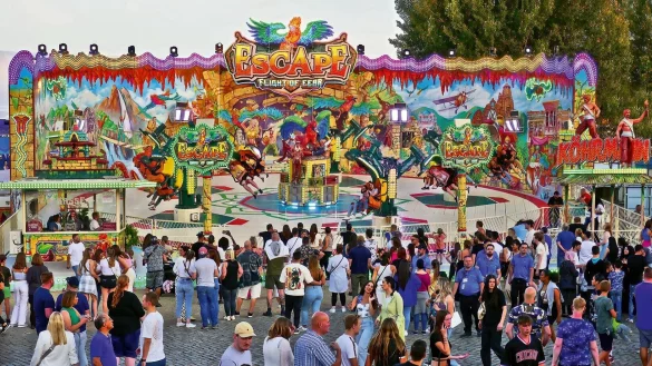 Das Fahrgesch&auml;ft "Escape - Flight of Fear" steht w&auml;hrend der Andreasmesse auf dem Kronenplatz. - &copy; Schaustellerbetrieb K&ouml;hrmann