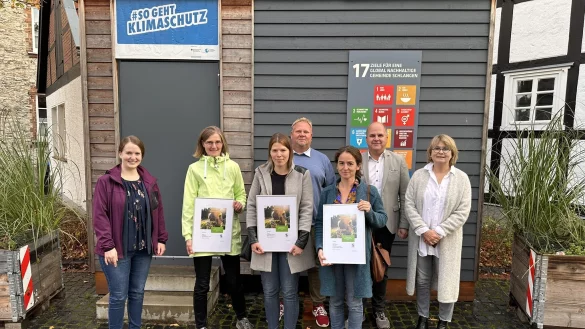 Bei der Preisverleihung: Katja Prahs (von links, Westenergie AG), Eva-Maria Görtz, Laura Herzig (Kita Gartenstraße), Klimaschutzmanager Henning Schwarze, Anika Hendricks (Lippe im Wandel), Bürgermeister Marcus Püster und Gabriele Müller-Schaffranietz (Gemeinde Schlangen). - © Maximilian Gellhaus