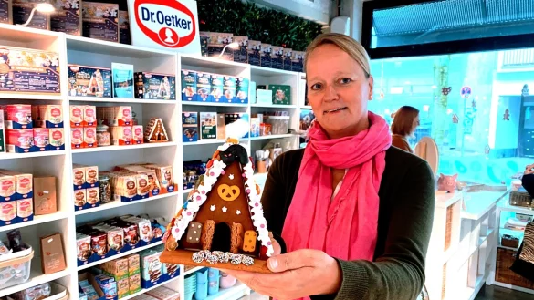 Andrea Stieg von Dr. Oetker, mit einem fertigen Knusperh&auml;uschen. - &copy; Eike J. Horstmann