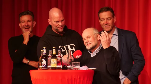 Das literarische Quartett: Charly Steeb, Mario Brink und Alfred Gislason am&uuml;sieren sich k&ouml;stlich &uuml;ber die grandiosen Reime vom Lipper an sich, Friedo Petig. - &copy; J&ouml;rg Hagemann