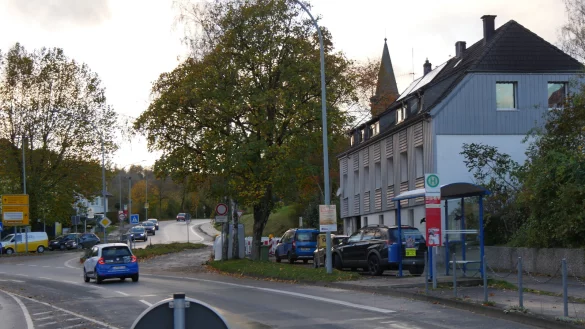 Hier werden Parkpl&auml;tze entstehen. Die Bushaltestelle wird etwas in Richtung Innenstadt versetzt. - &copy; Jost Wolf