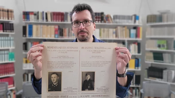 Stadtarchivar mit dem Lemgoer "Ehrenbuch". Ob wirklich alle aufgeführten Personen zu ehren sind, darüber will er am 11. November zur Diskussion einladen. - © Katrin Kantelberg