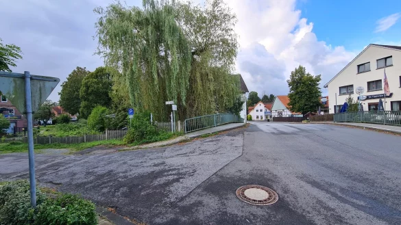 Die Paulinenbr&uuml;cke soll saniert, die Fahrban schmaler und der Bereicht f&uuml;r Fu&szlig;g&auml;nger breiter werden. Der Zaun (links) als Absturzsicherung zur Osterkalle muss erneuert, beziehungsweise durch ein Gel&auml;nder ersetzt werden. - &copy; Archivfoto: Nadine Uphoff