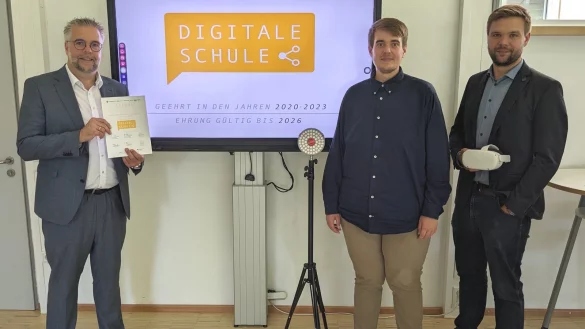Das Hanse-Berufskolleg ist erneut als "Digital Schule" ausgezeichnet: Schulleiter Heiko Jucks, Digitalisierungsbeauftragter Max Goldstein und Marcel Mrotzek, der für die erstmalige Zertifizierung im Jahr 2020 verantwortlich zeichnete (von links). - © Hanse-Berufskolleg
