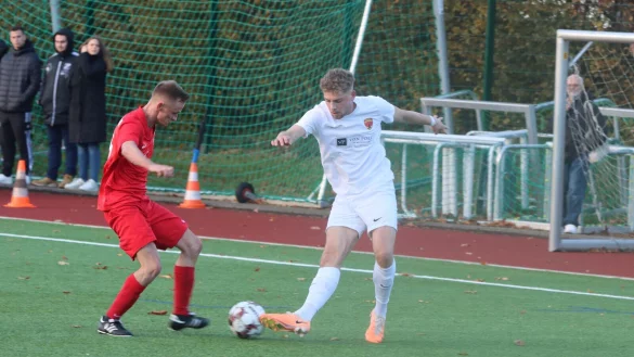 Julian Jobstmeier (rechts) hat den Siegtreffer f&uuml;r den Post-TSV Detmold erzielt. - &copy; Sebastian Lucas
